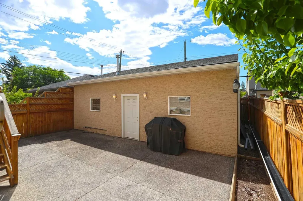 2011 6 Avenue NW Calgary AB T2N 0W6