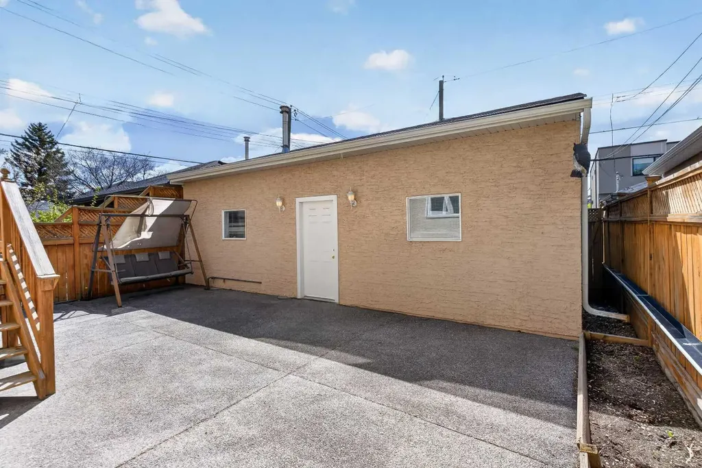 2011 6 Avenue NW Calgary AB T2N 0W6
