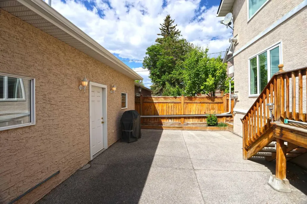 2011 6 Avenue NW Calgary AB T2N 0W6