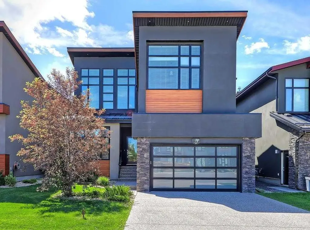 13 West Point Close SW Calgary AB T3H 0X4