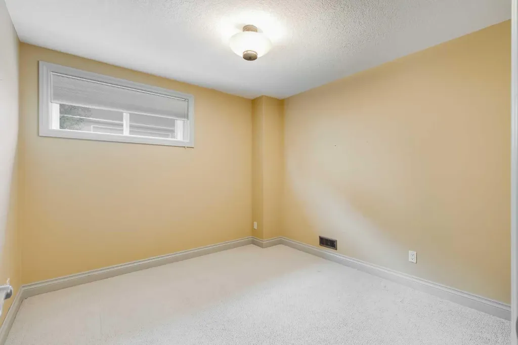 30 Meadow Pointe Drive Heritage Pointe AB T1S 3M8