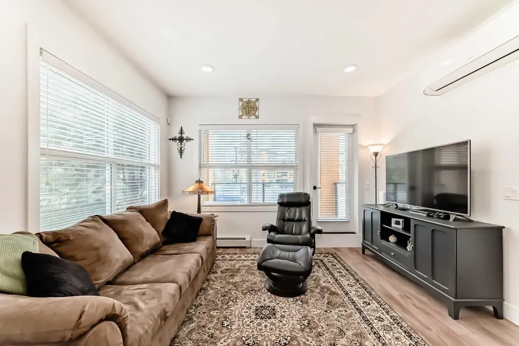 19621 40 Street SE Calgary AB T3H 3B2