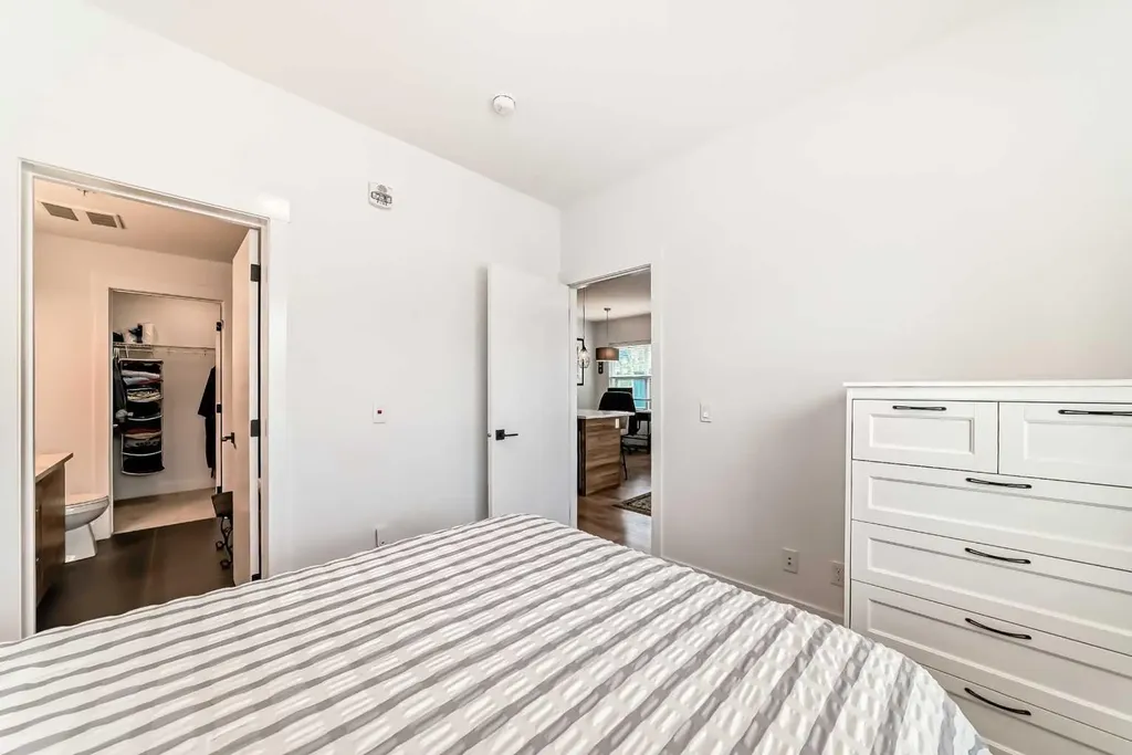 19621 40 Street SE Calgary AB T3H 3B2