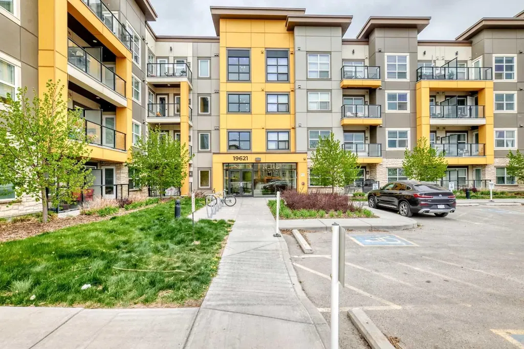 19621 40 Street SE Calgary AB T3H 3B2