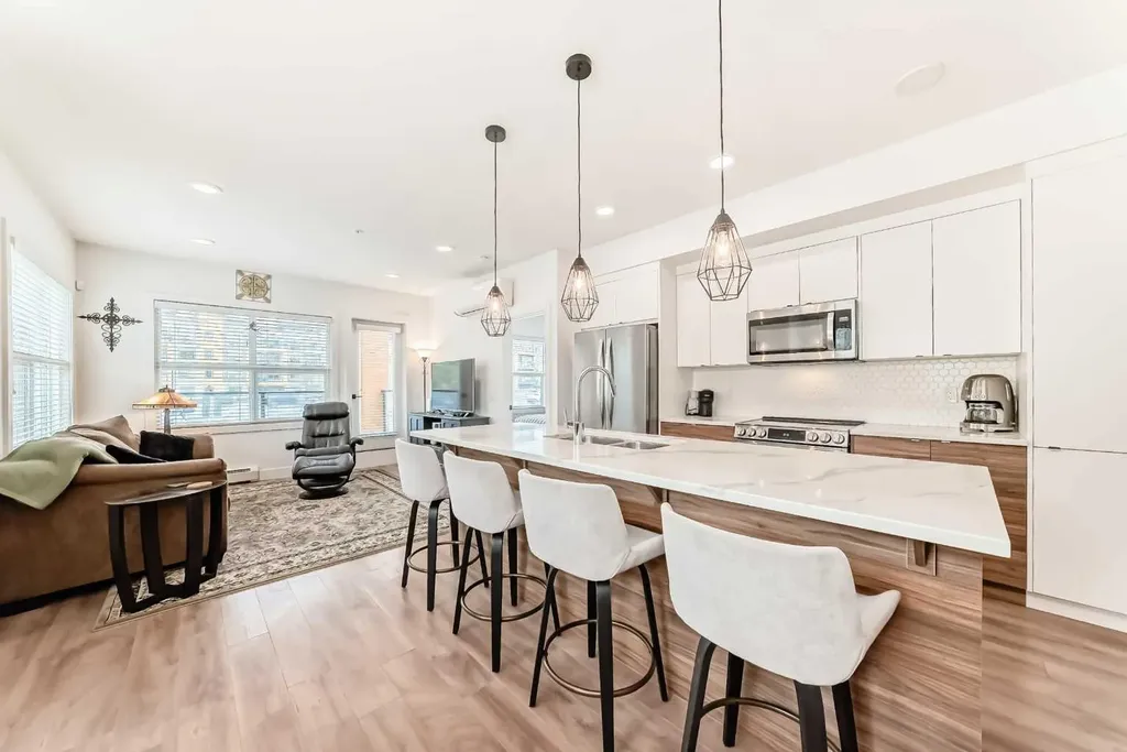 19621 40 Street SE Calgary AB T3H 3B2