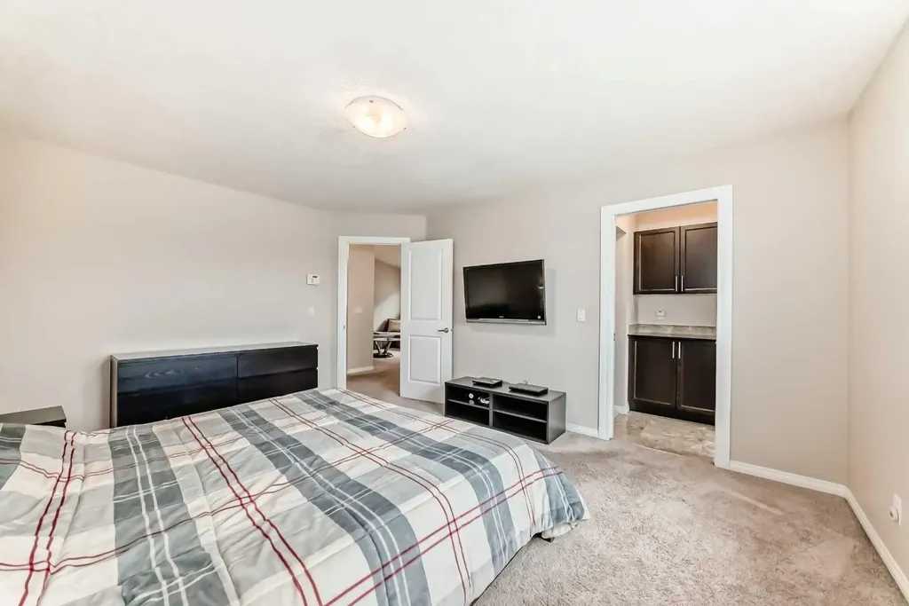 91 Nolanfield Crescent NW Calgary AB T3R 0L6