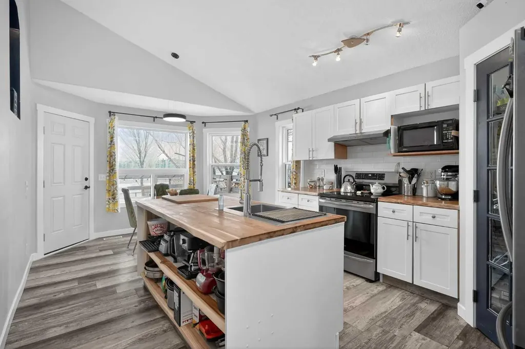 38 Canoe Circle SW Airdrie AB T4B2L6