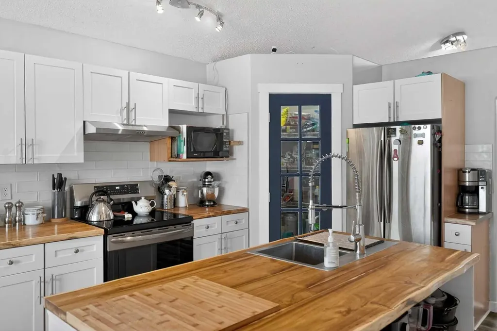 38 Canoe Circle SW Airdrie AB T4B2L6