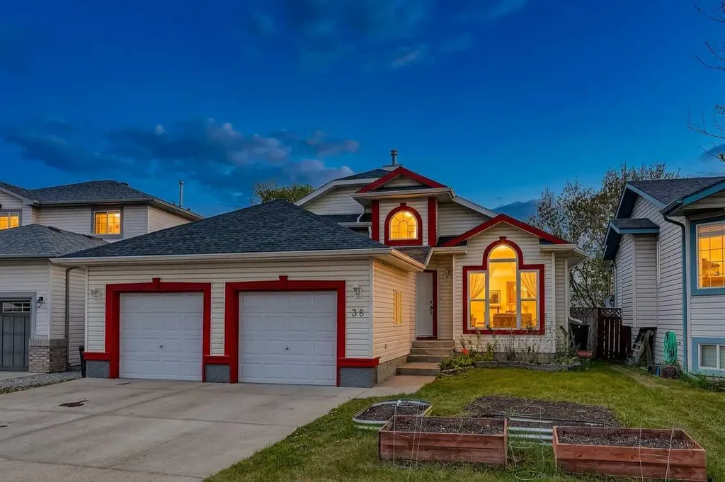 38 Canoe Circle SW Airdrie AB T4B2L6