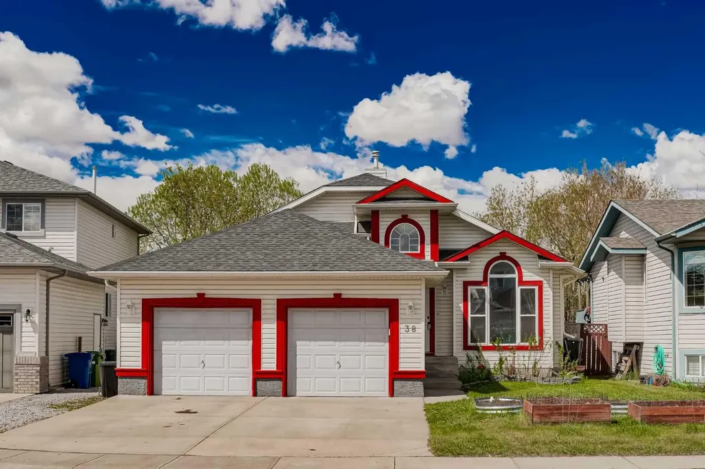38 Canoe Circle SW Airdrie AB T4B2L6