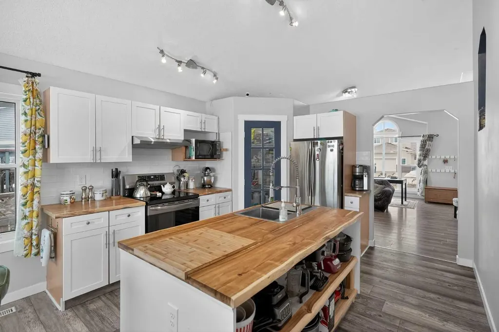 38 Canoe Circle SW Airdrie AB T4B2L6