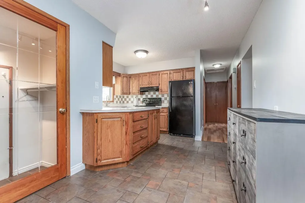 10812 52 Avenue NW Edmonton AB T6H 0P3