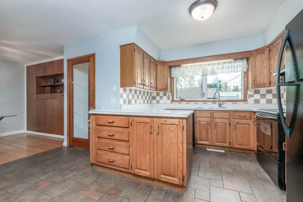 10812 52 Avenue NW Edmonton AB T6H 0P3