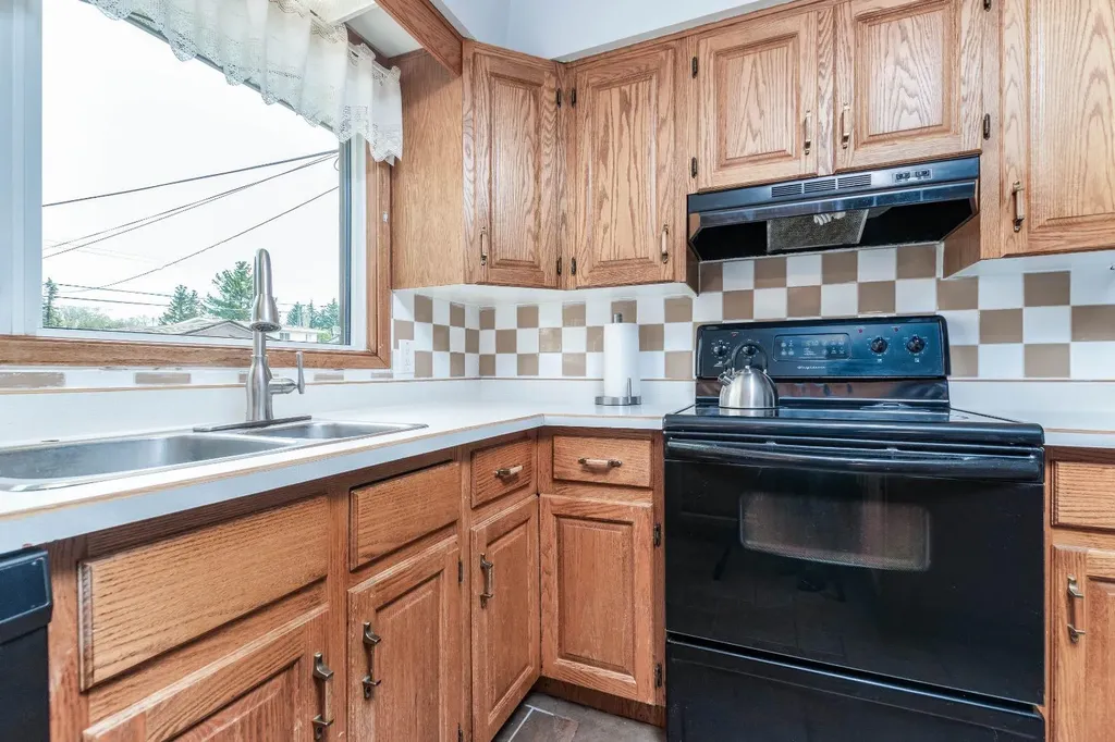 10812 52 Avenue NW Edmonton AB T6H 0P3
