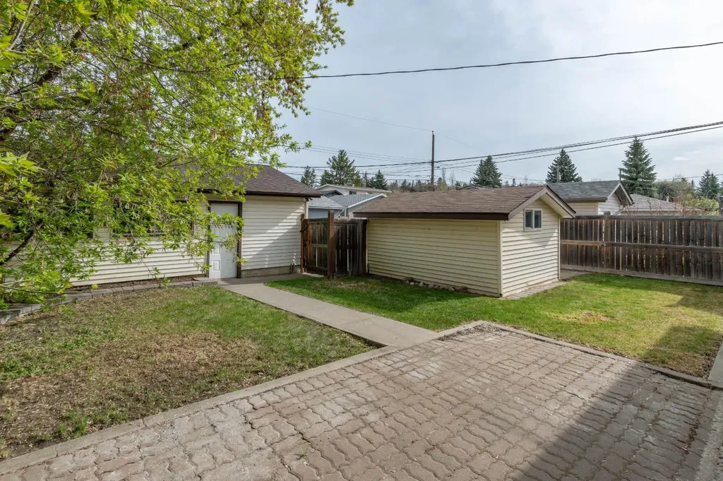 10812 52 Avenue NW Edmonton AB T6H 0P3