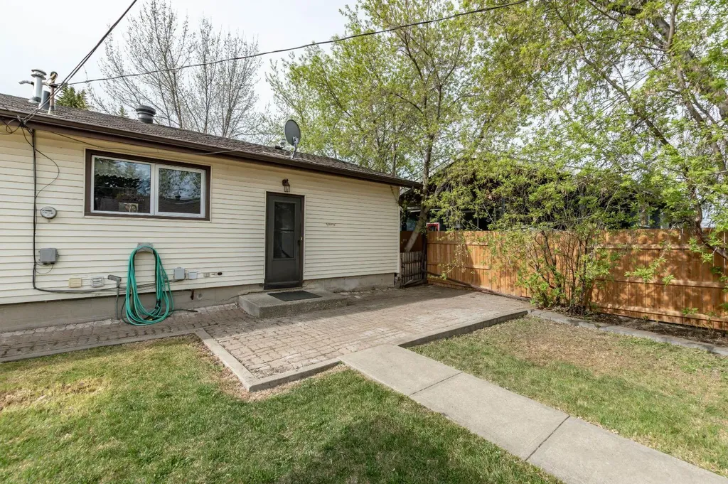 10812 52 Avenue NW Edmonton AB T6H 0P3