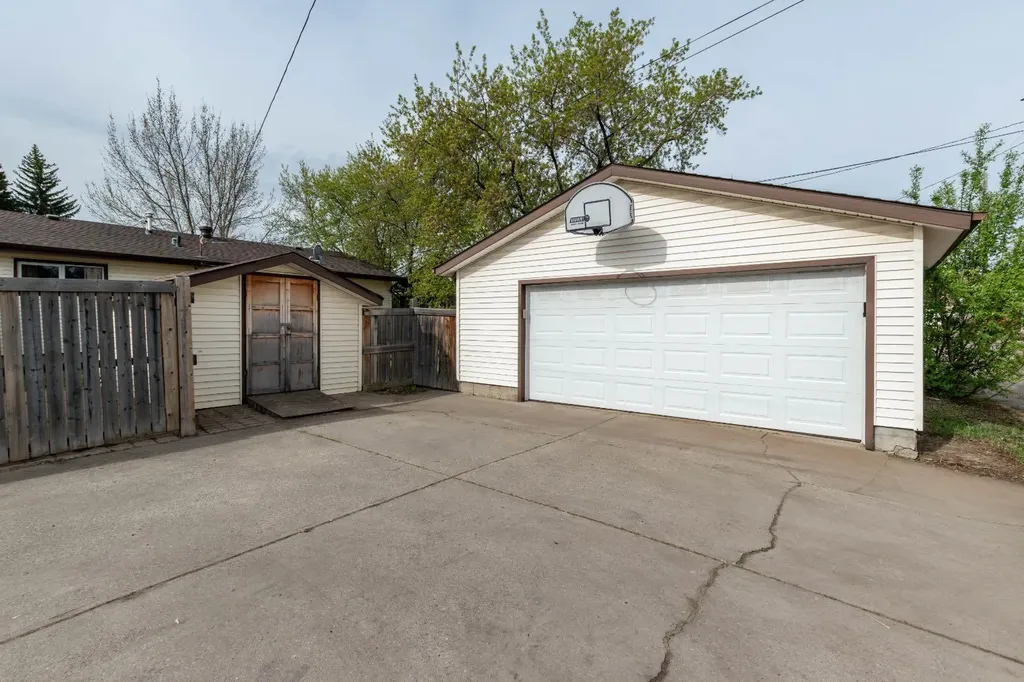 10812 52 Avenue NW Edmonton AB T6H 0P3