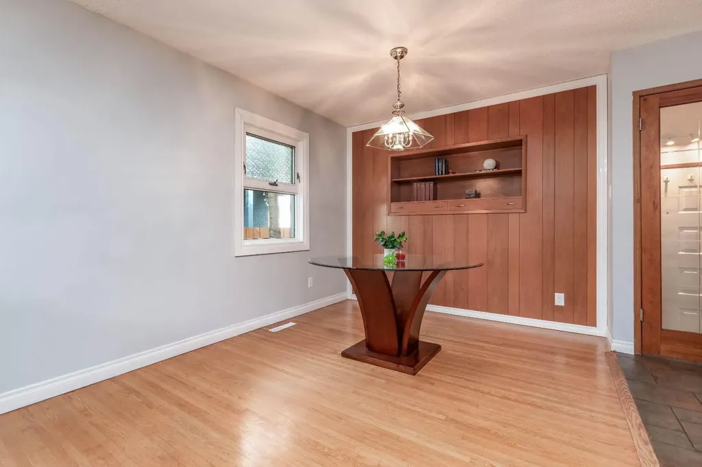 10812 52 Avenue NW Edmonton AB T6H 0P3