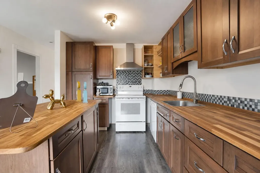 32 Taraglen Place NE Calgary AB T3J 2N4