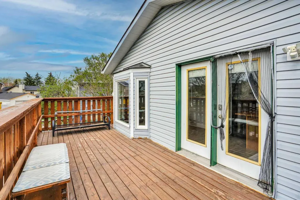 32 Taraglen Place NE Calgary AB T3J 2N4