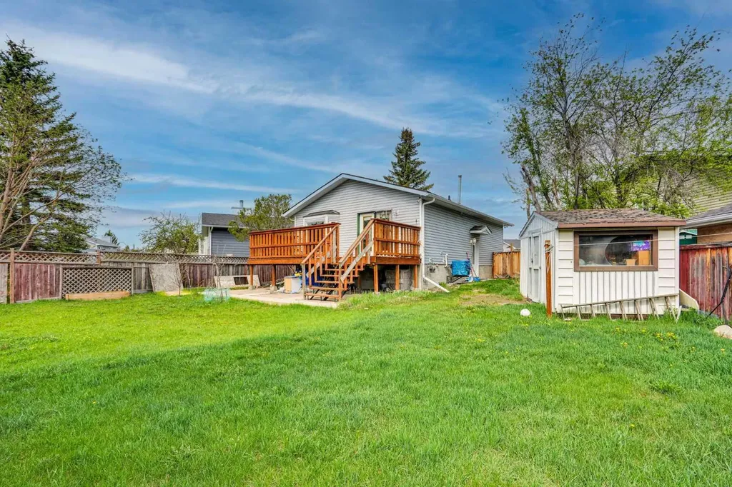 32 Taraglen Place NE Calgary AB T3J 2N4