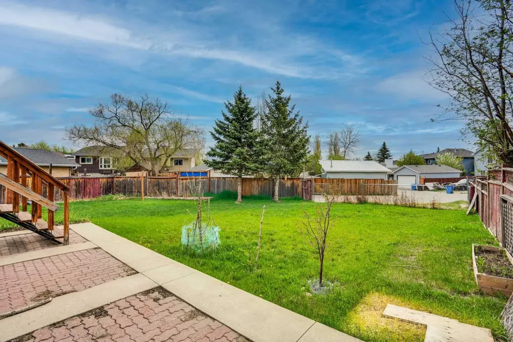 32 Taraglen Place NE Calgary AB T3J 2N4
