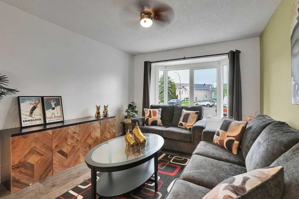 32 Taraglen Place NE Calgary AB T3J 2N4