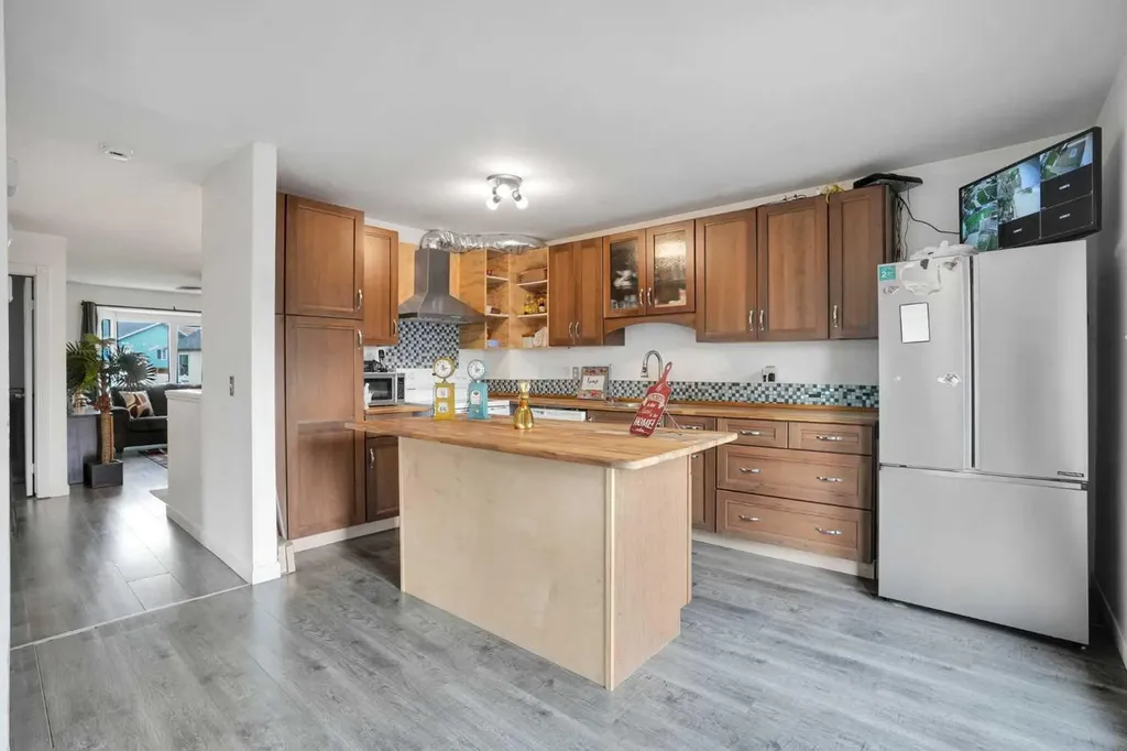 32 Taraglen Place NE Calgary AB T3J 2N4
