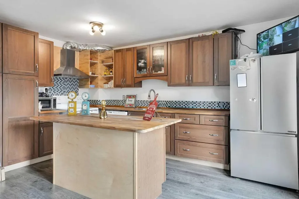 32 Taraglen Place NE Calgary AB T3J 2N4
