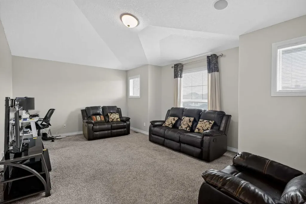 32 Evanspark Circle NW Calgary AB T3P0B3