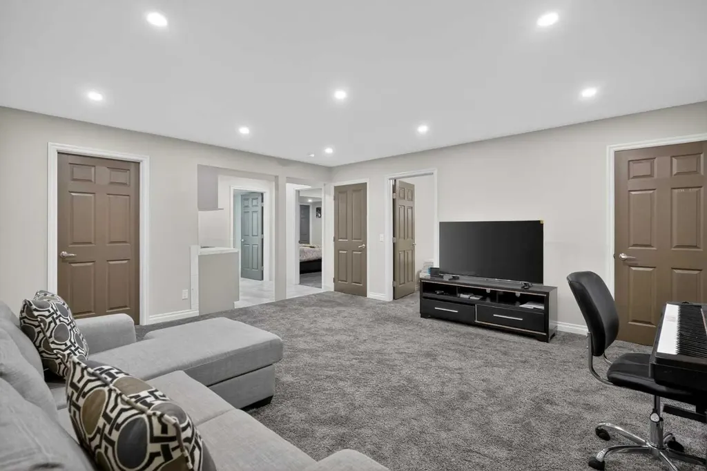 32 Evanspark Circle NW Calgary AB T3P0B3