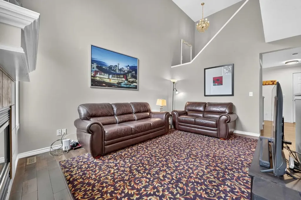 138 Tuscarora Way NW Calgary AB T3L 2H1