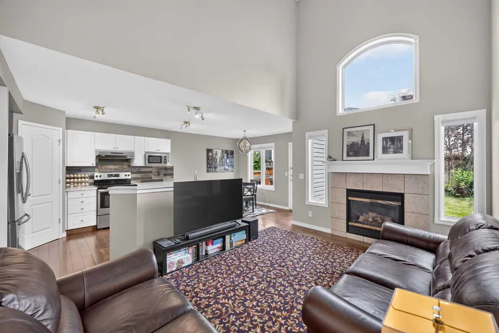 138 Tuscarora Way NW Calgary AB T3L 2H1