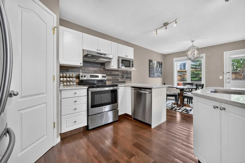 138 Tuscarora Way NW Calgary AB T3L 2H1