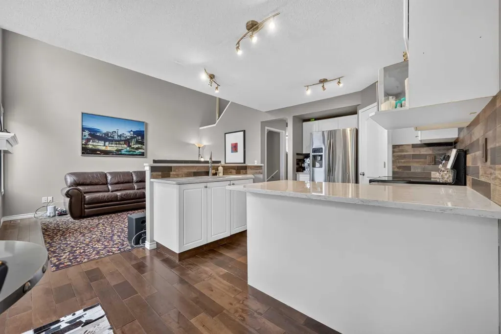 138 Tuscarora Way NW Calgary AB T3L 2H1
