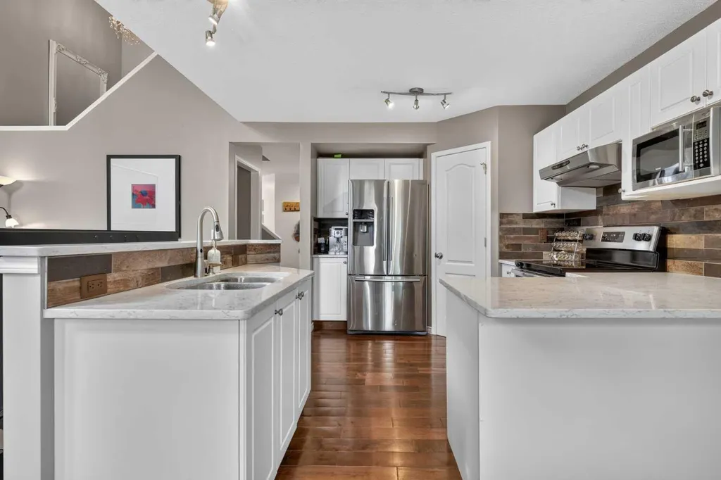 138 Tuscarora Way NW Calgary AB T3L 2H1