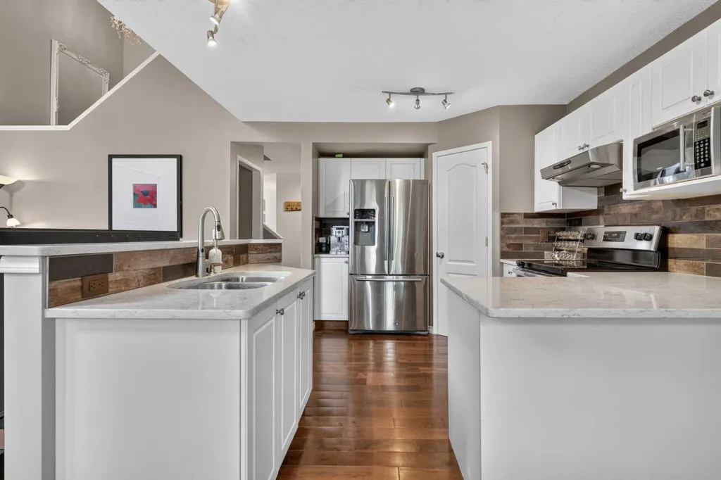 138 Tuscarora Way NW Calgary AB T3L 2H1
