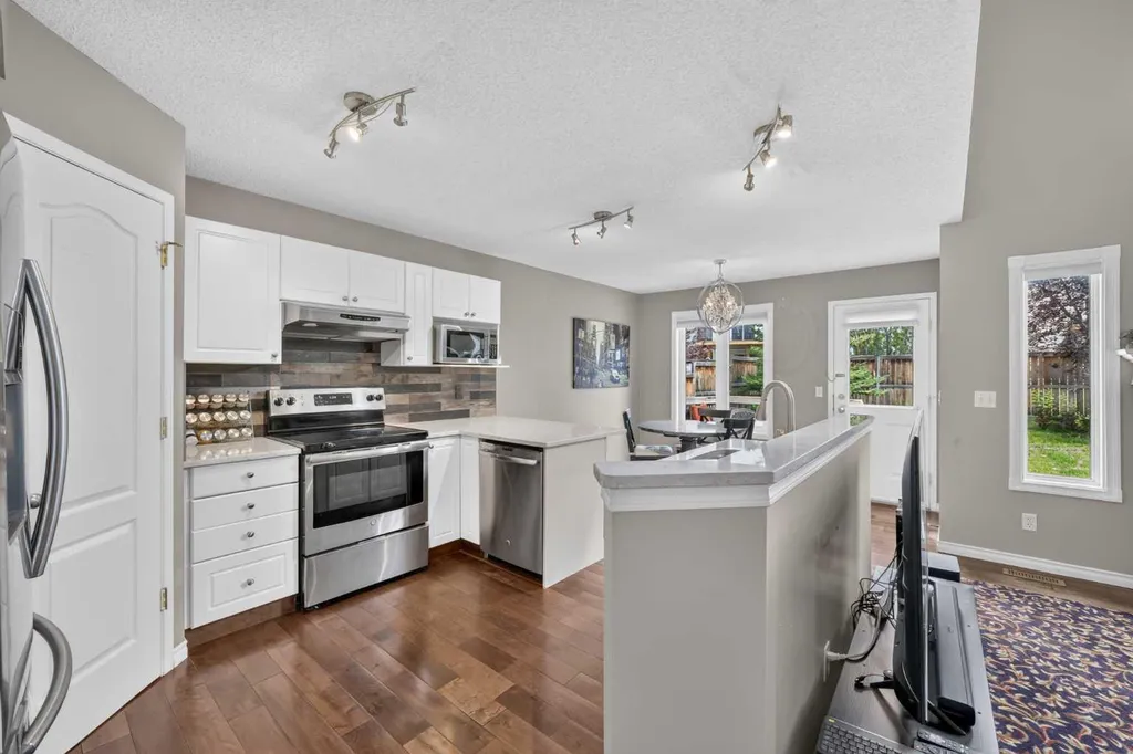 138 Tuscarora Way NW Calgary AB T3L 2H1