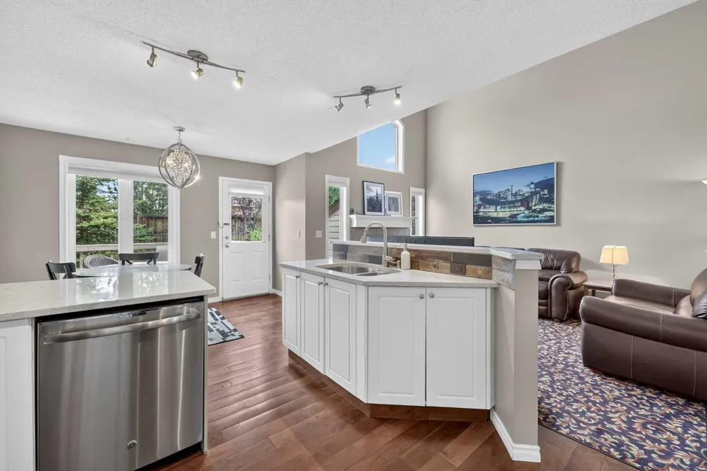138 Tuscarora Way NW Calgary AB T3L 2H1