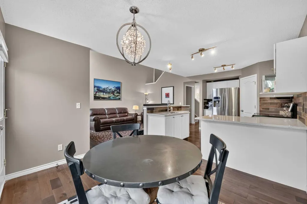 138 Tuscarora Way NW Calgary AB T3L 2H1