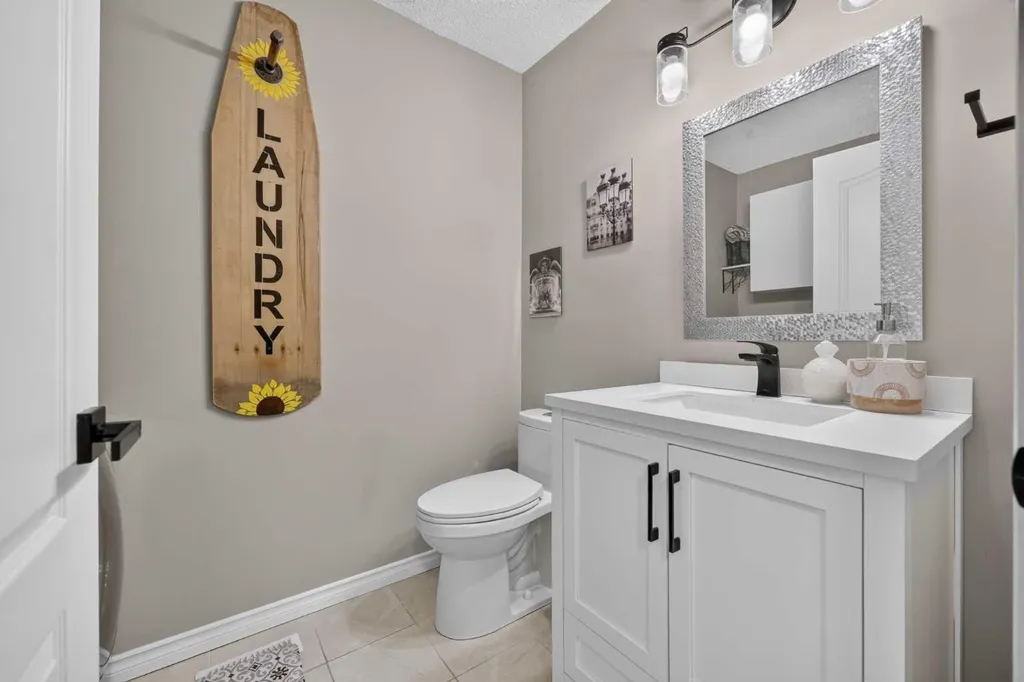 138 Tuscarora Way NW Calgary AB T3L 2H1
