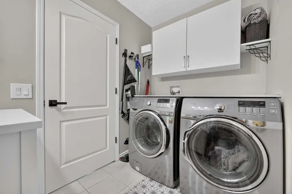 138 Tuscarora Way NW Calgary AB T3L 2H1