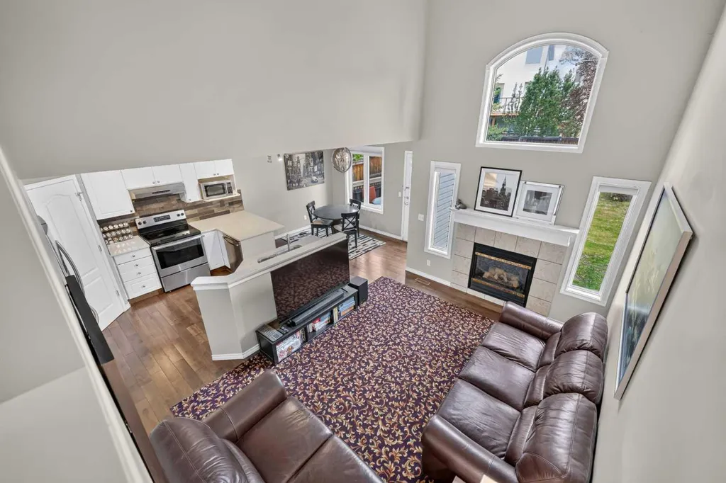 138 Tuscarora Way NW Calgary AB T3L 2H1