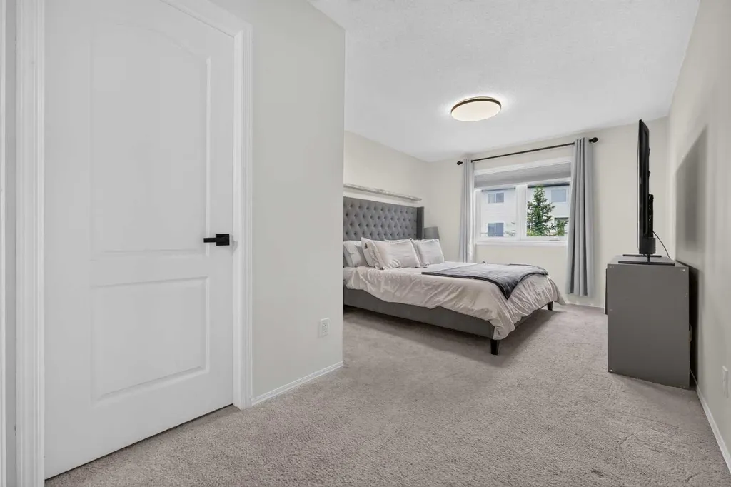 138 Tuscarora Way NW Calgary AB T3L 2H1