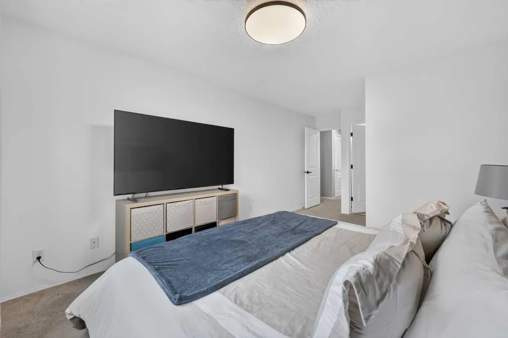 138 Tuscarora Way NW Calgary AB T3L 2H1