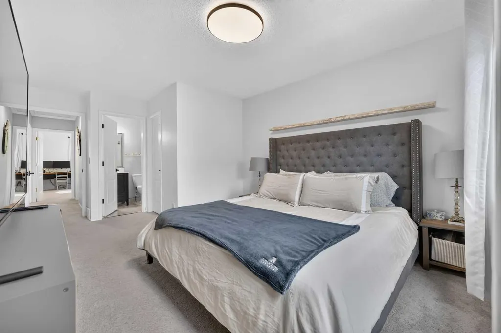 138 Tuscarora Way NW Calgary AB T3L 2H1