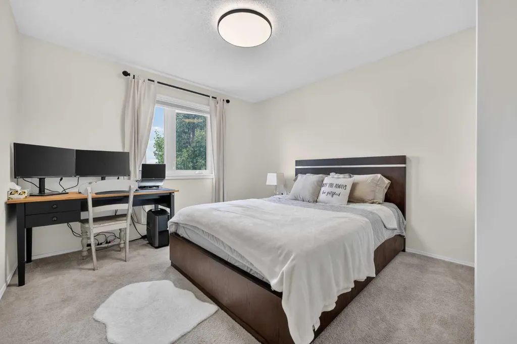 138 Tuscarora Way NW Calgary AB T3L 2H1