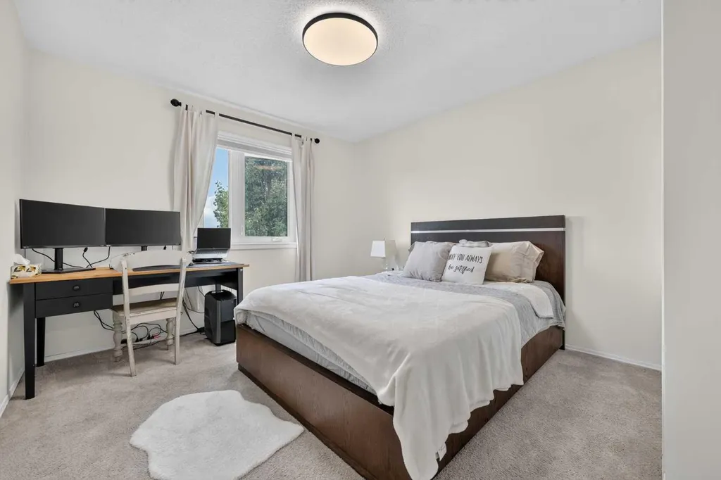 138 Tuscarora Way NW Calgary AB T3L 2H1