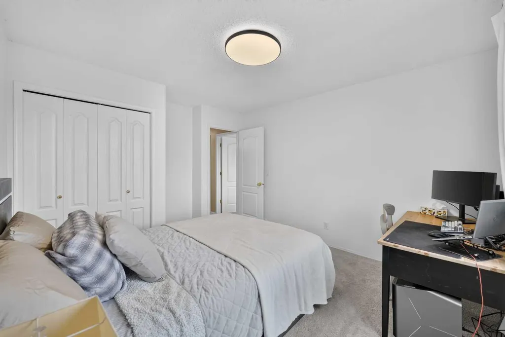 138 Tuscarora Way NW Calgary AB T3L 2H1