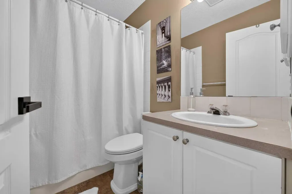 138 Tuscarora Way NW Calgary AB T3L 2H1